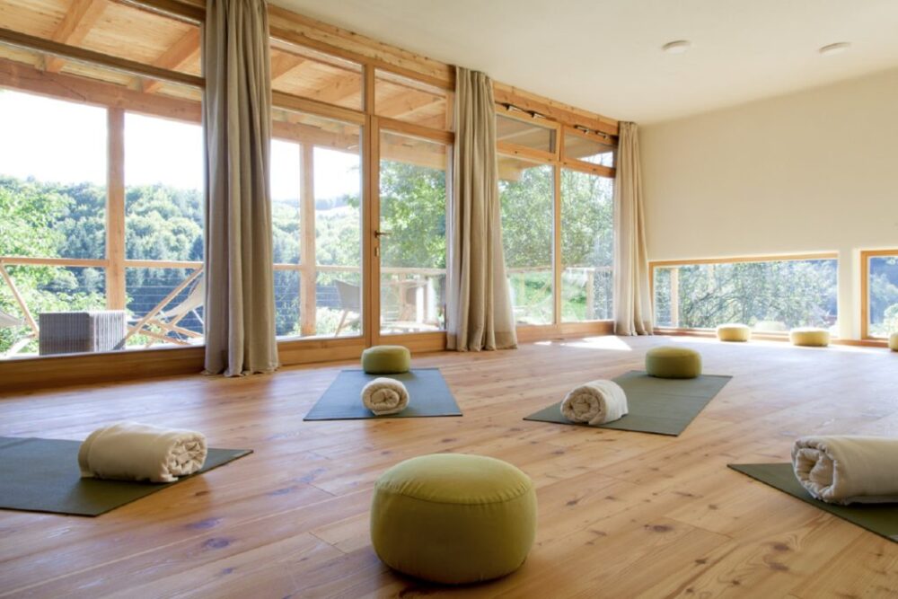Yoga Raum mit Matten und Handtüchern