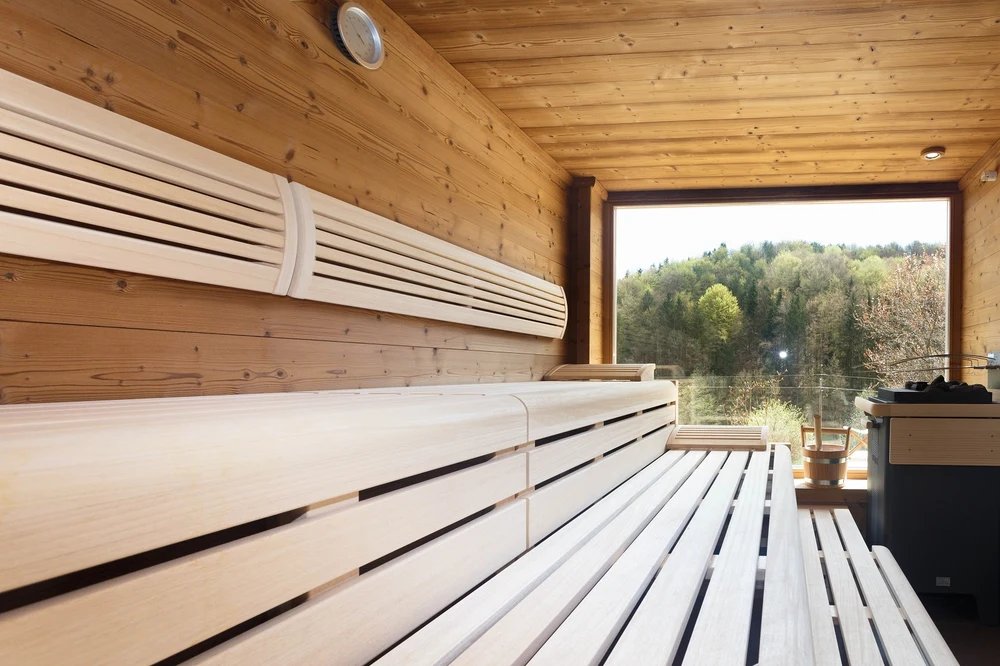 Der Blick von der Sauna in die grüne Natur