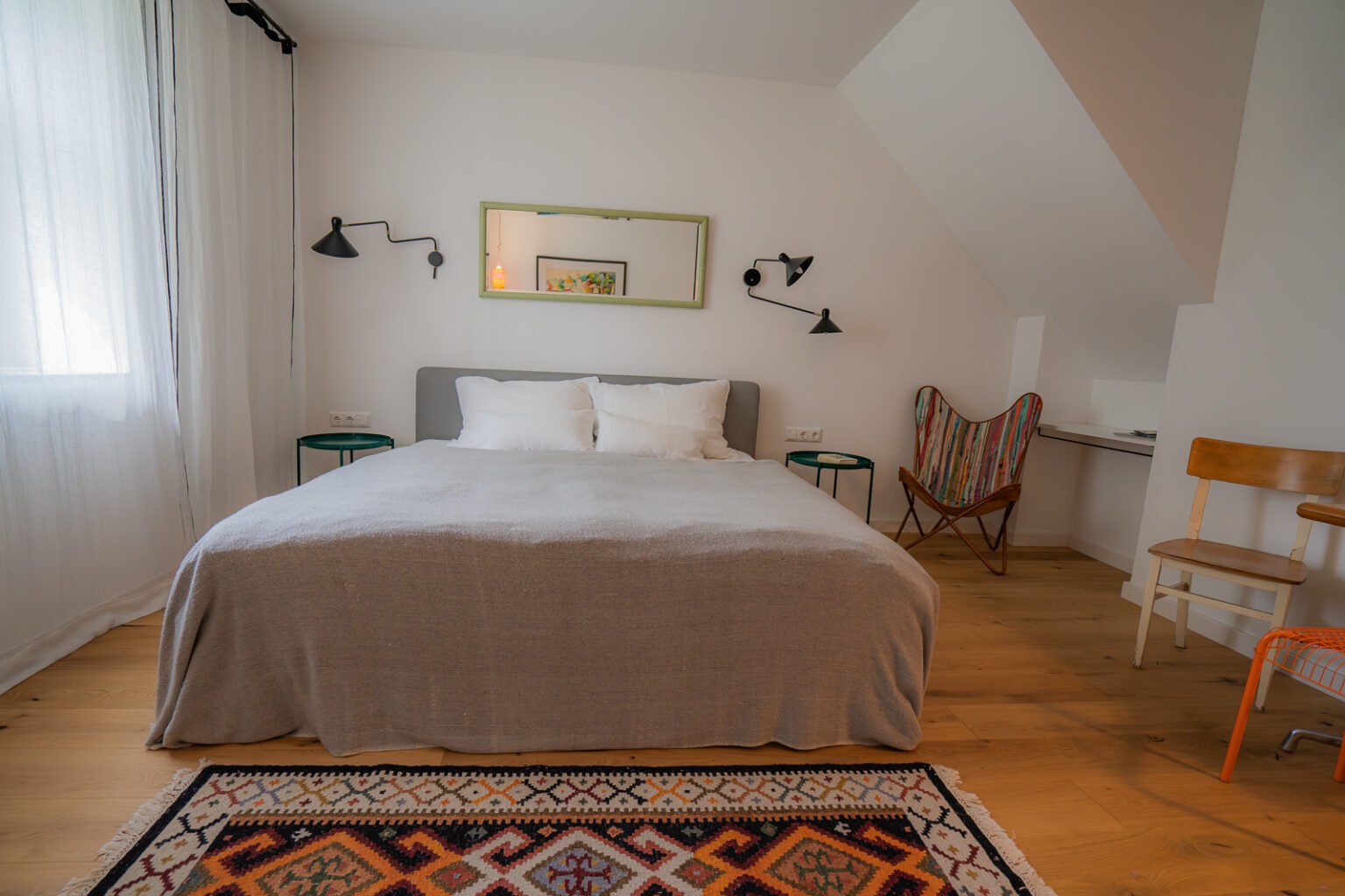 Ein modernes und gemütliches Zimmer des Ollers