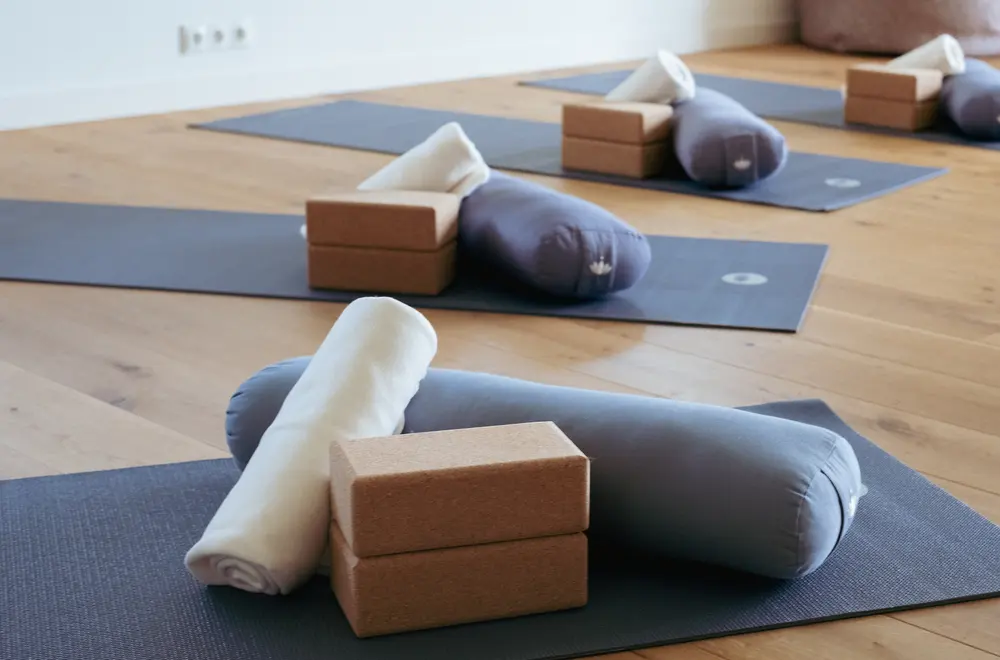 Yogamatten warten auf die Yogis