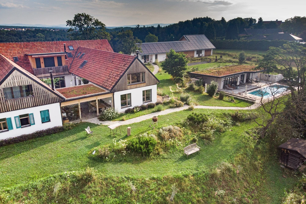 Das Ollers von oben. Ein wunderschönes großflächiges Areal mit Poolanlage umgeben von Grün