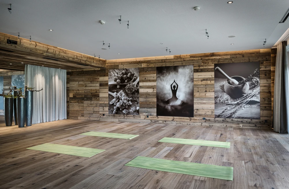 Ein Raum mit Yogamatten wartet auf die Yogagruppe