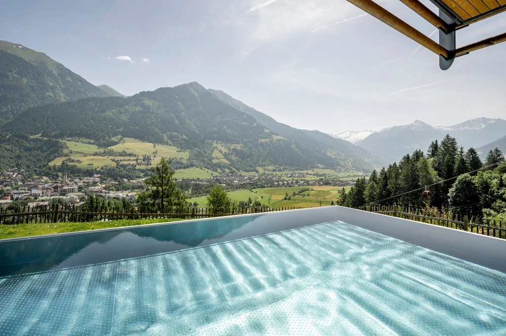 Der Pool ragt in die wunderschöne Landschaft