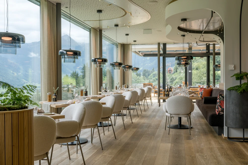 Der große moderne Speisesaal lockt für ein entspanntes Abendessen