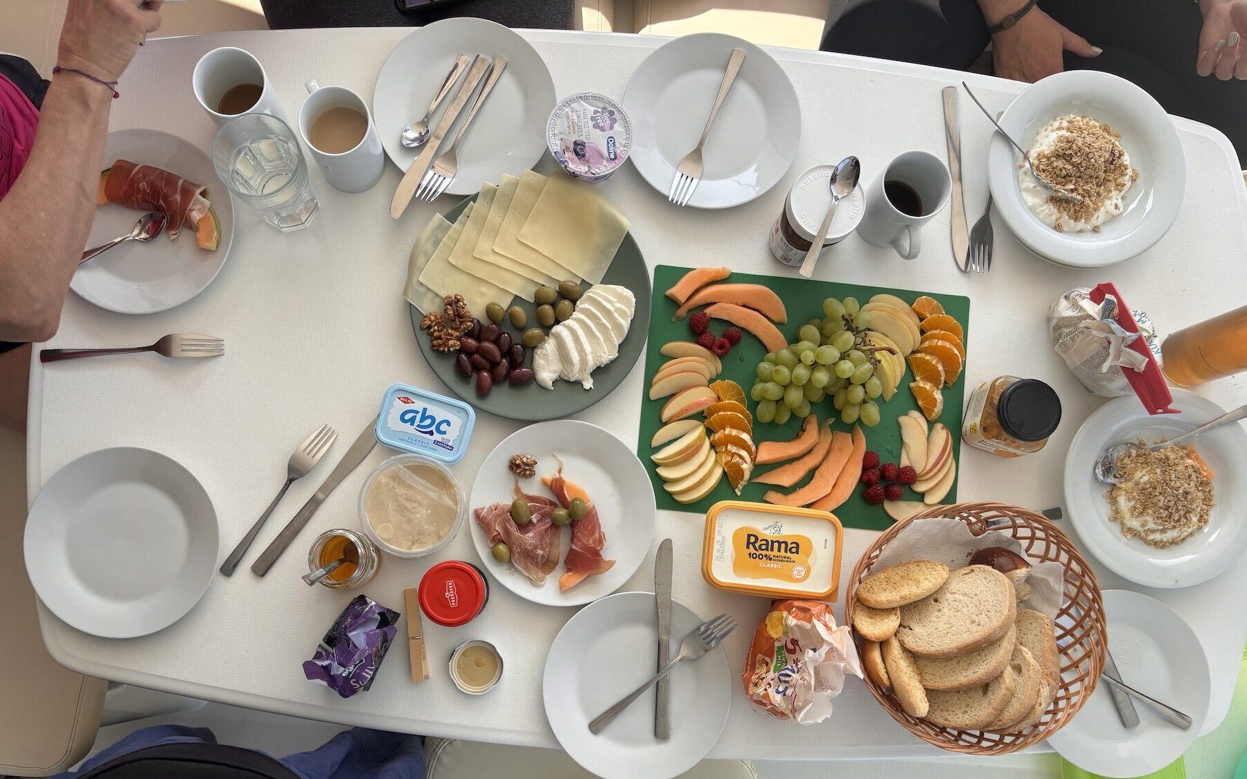 gedeckter Frühstückstisch am Katamaran