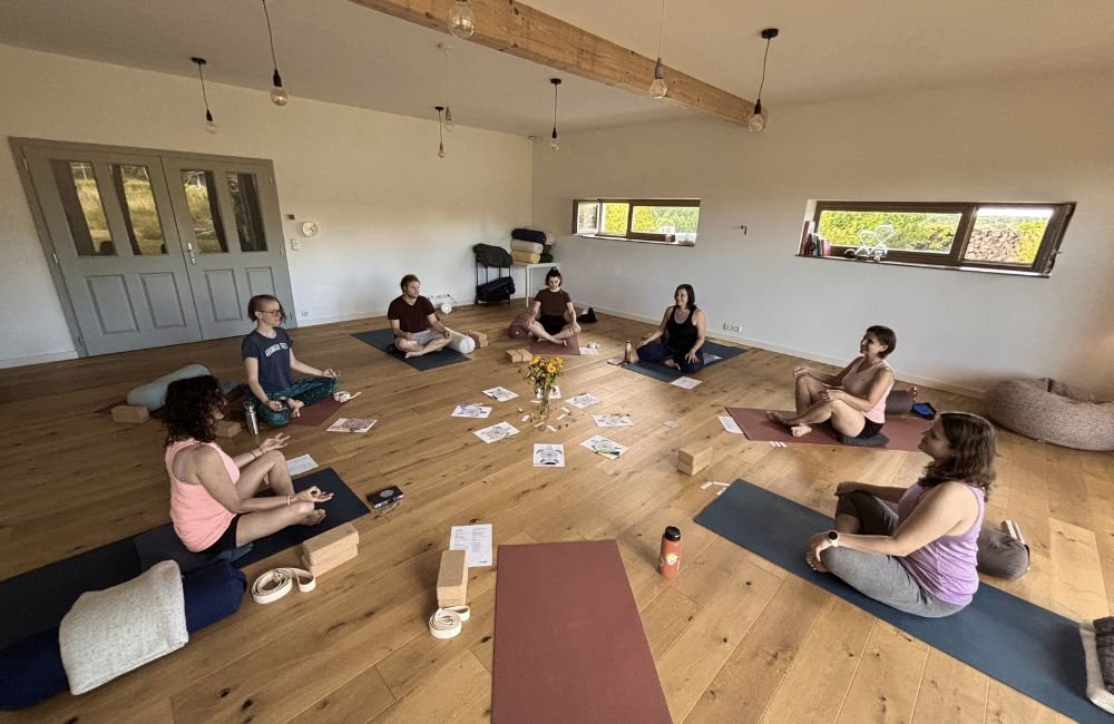 Manuela Ukowitz mit Yogagruppe bei einem Retreat